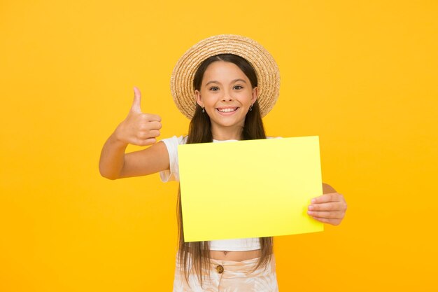 Photo little girl straw hat presenting poster advertisement copy space black friday concept