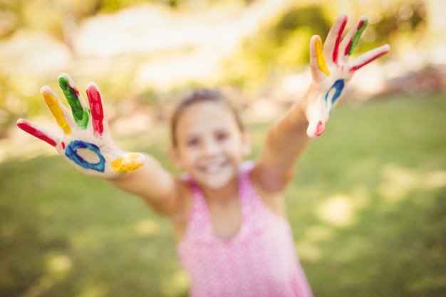 Photo little girl stretching out her painted hands