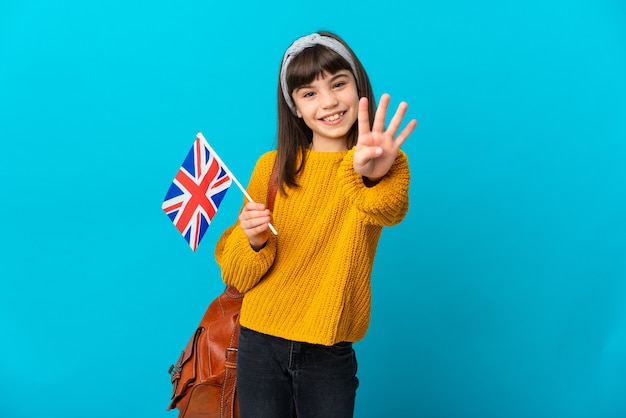 Bambina che studia inglese isolato su sfondo blu felice e contando quattro con le dita