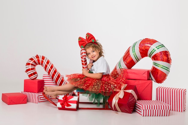 Photo little girl surrounded by christmas elements