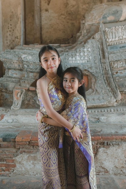 고대 유적지가 있는 어린 소녀 태국 전통 드레스