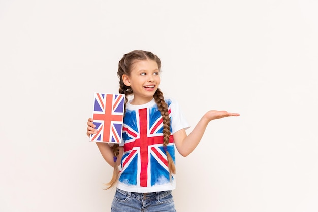 英国の旗を掲げたTシャツを着た少女が、小学生と子供向けの広告英語コースを開催しています