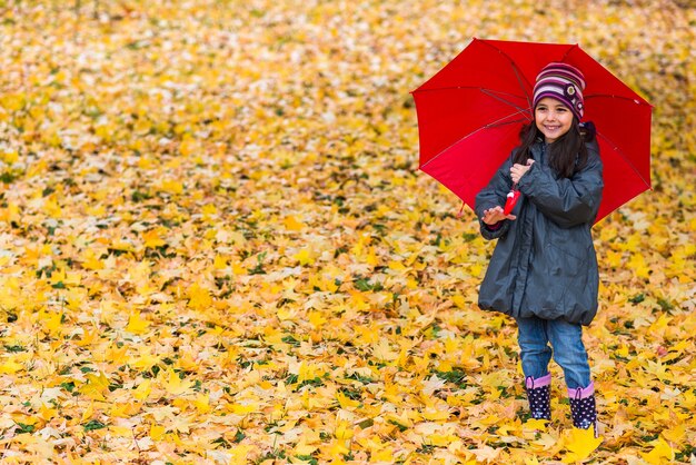 사진 우산 아래에서 어린 소녀