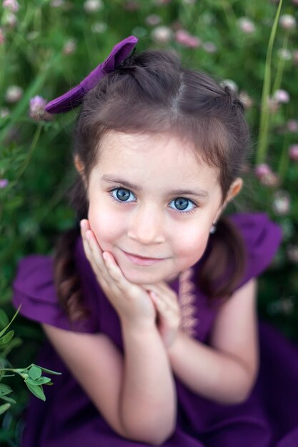 Foto la bambina in un contesto urbano sorride alla macchina fotografica.