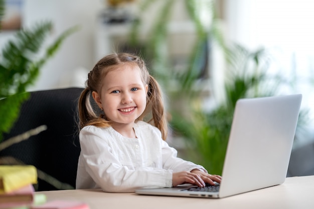 Маленькая девочка с использованием цифрового ноутбука Концепция электронного обучения, концепции цифрового электронного обучения