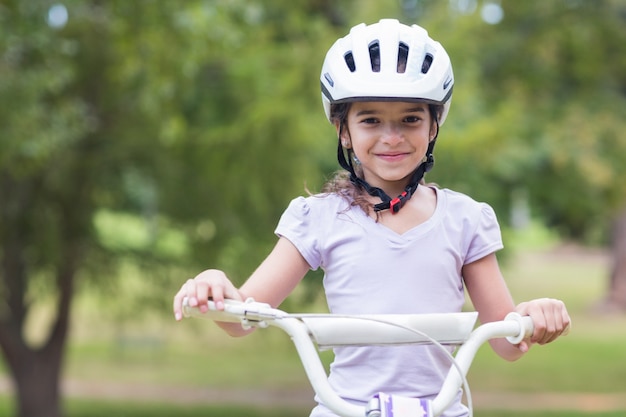 彼女の自転車を使っている少女