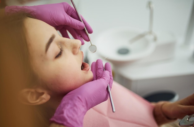 Bambina in visita dentista in clinica concezione di stomatologia