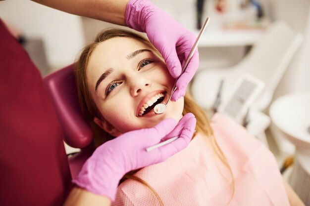 クリニックで歯科医を訪ねる少女口内科の概念