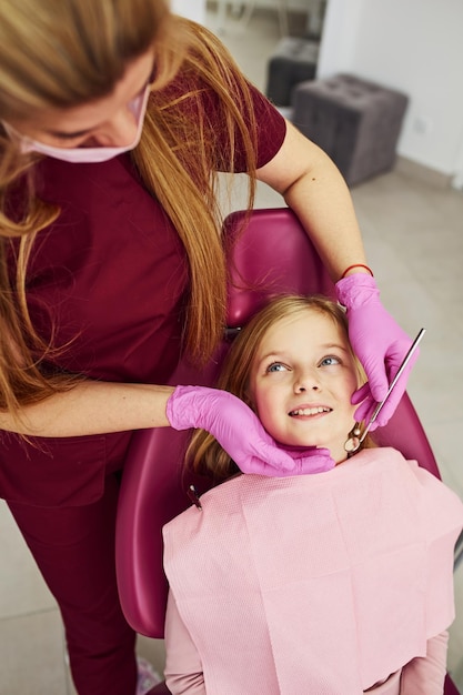 치과에서 치과 의사를 방문하는 어린 소녀 구강의 개념
