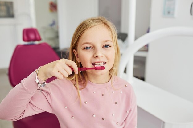 Маленькая девочка посещает стоматолога в клинике Концепция стоматологии