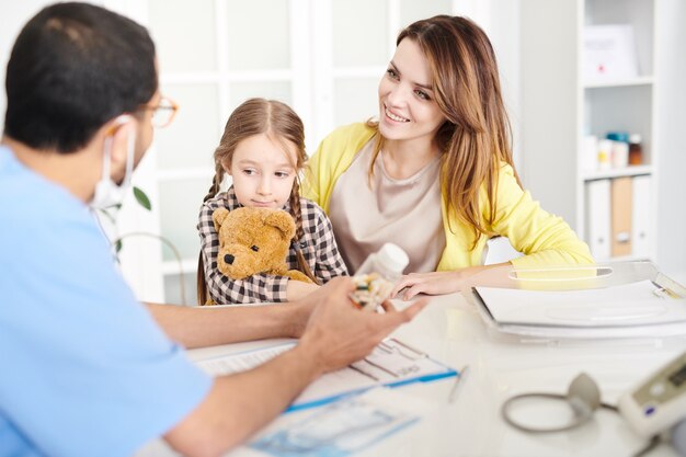 Medico visitante della bambina con la madre