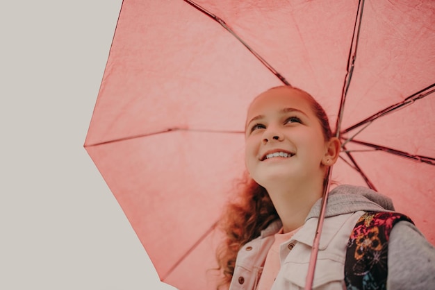 雨の日にバスを待っていると電話を使用して少女