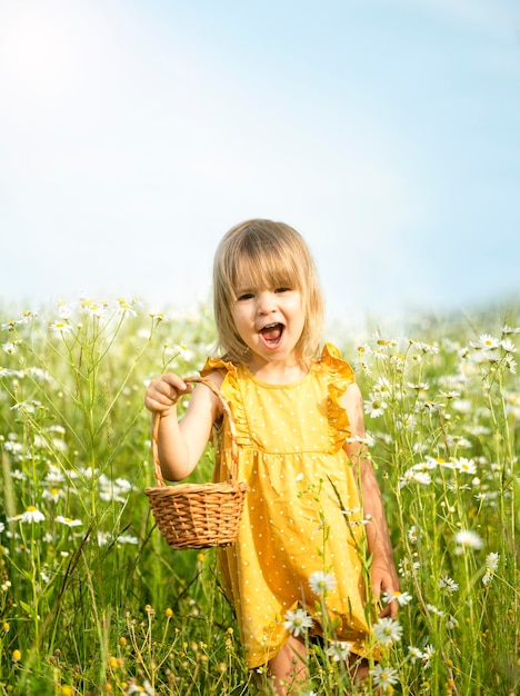 Foto piccola ragazza che cammina in un campo con i fiori