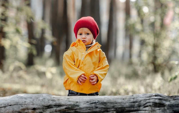 Bambina che cammina nella foresta