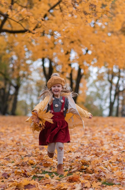 写真 葉の秋の自然庭園と公園を歩く少女