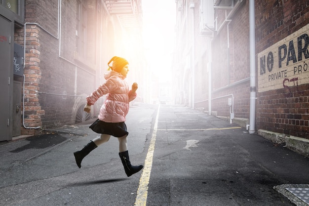 Foto bambina che cammina con la strada sullo sfondo. tecnica mista