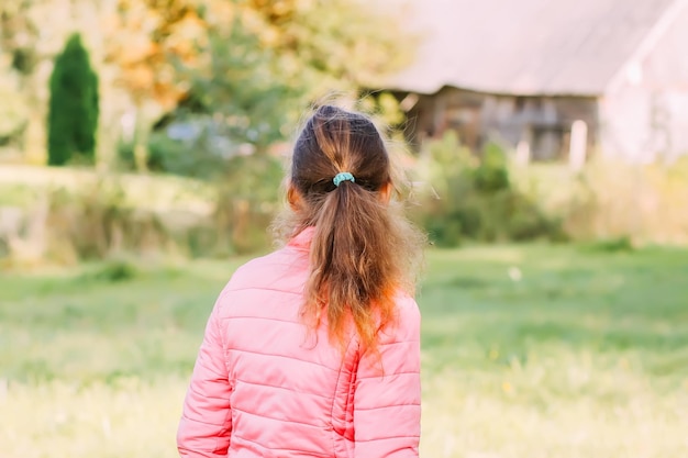 Photo a little girl walks in the contryside in summer day