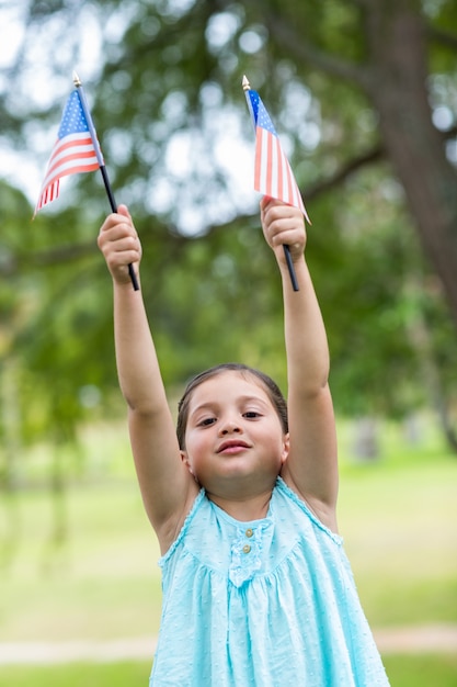 アメリカの旗を振っている少女