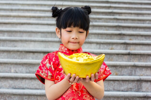 Bambina che indossa il vestito tradizionale cinese sul nuovo anno cinese