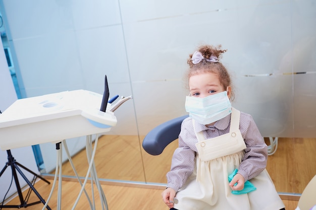 Una bambina che indossa una maschera nell'ufficio dei dentisti