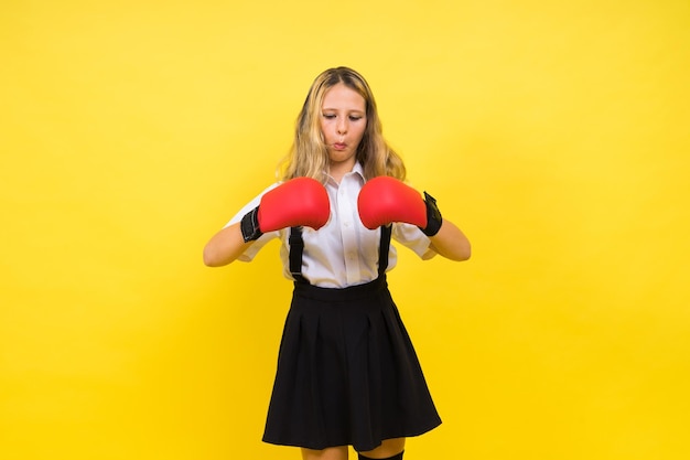 빨간 권투 장갑 스튜디오 샷 스포츠 개념을 입고 어린 소녀