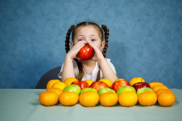 Photo little girl in white t-shirt love fruit