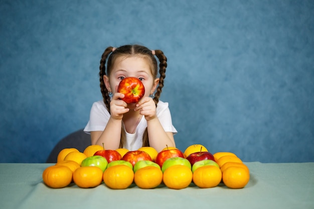 Photo little girl in white t-shirt love fruit