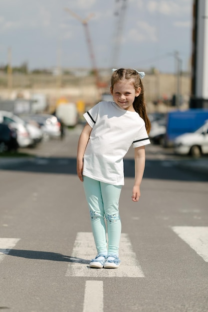 Bambina in maglietta bianca spazio per il tuo logo o design mockup per la stampa