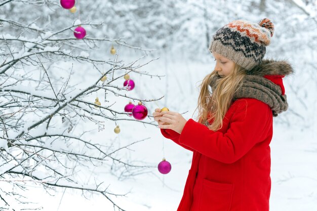 Bambina in una passeggiata invernale in una giornata nevosa