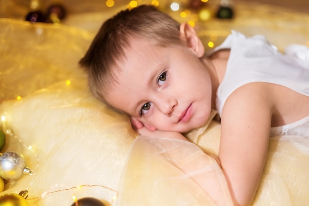 写真 光の花輪を持つ少女