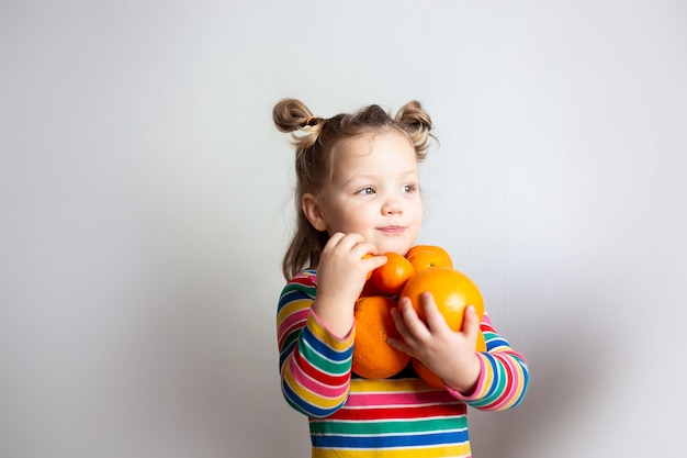 写真 膨大な数のオレンジとカラフルなストライプジャケットのポニーテールの少女