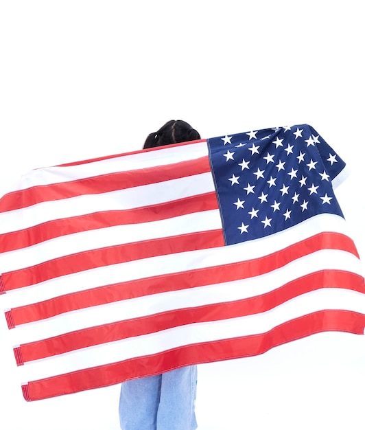 Foto bambina con bandiera americana su sfondo bianco