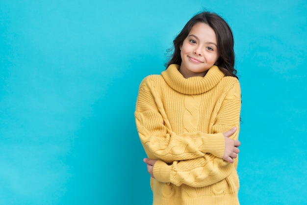 写真 腕を組んでコピースペースを持つ少女