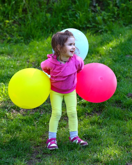 Bambina con palloncino all'aperto