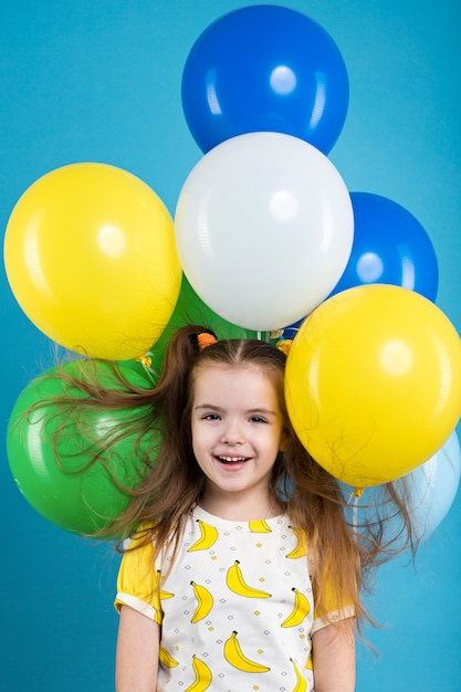 Маленькая девочка с воздушными шарами