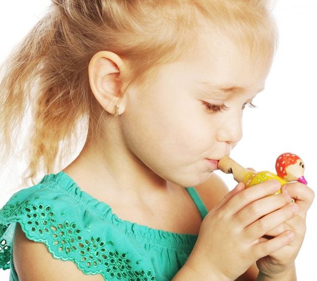 Foto bambina con giocattolo scoppi