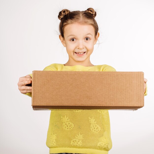 Photo little girl with cardboard box