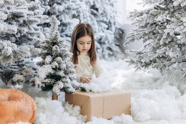 クリスマスプレゼントを持つ少女