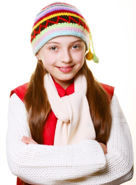 Маленькая девочка с одеждой на зиму