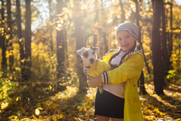 Маленькая девочка с собакой Джек Рассел терьер.
