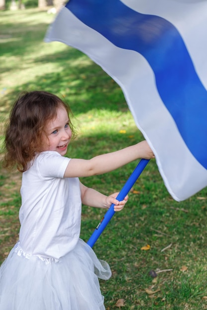 Bambina con la bandiera di israele nelle sue mani