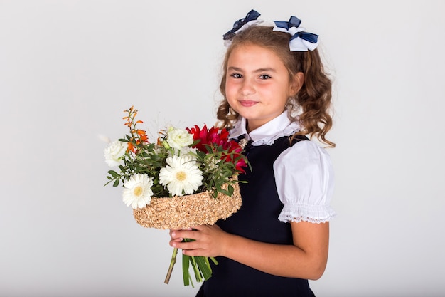 白い背景の上の花の花束を持つ少女