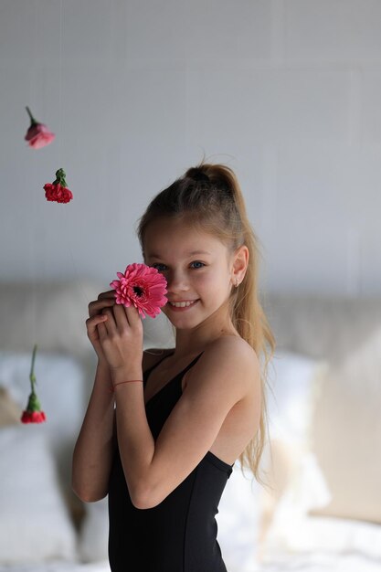 Photo little girl with flower high quality photo