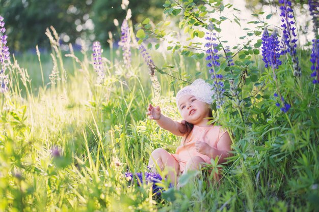 屋外の花を持つ少女