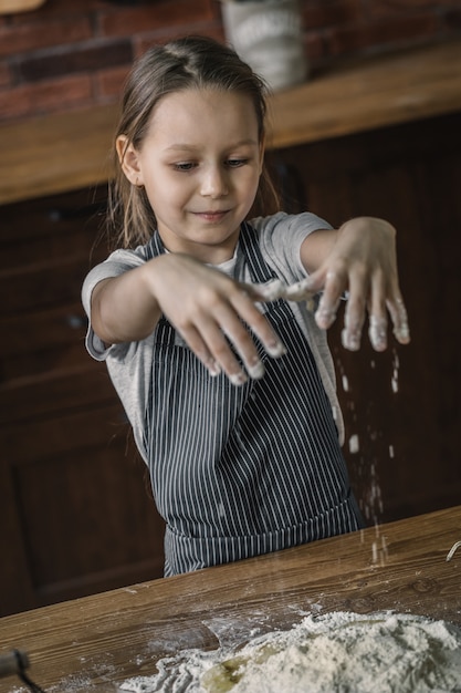 小麦粉に手を持つ少女