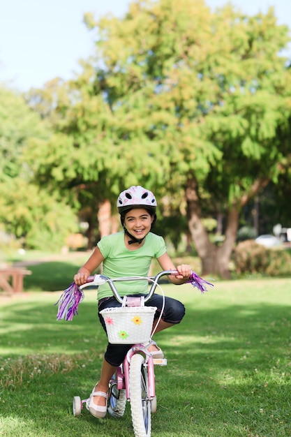 Photo little girl with her bike