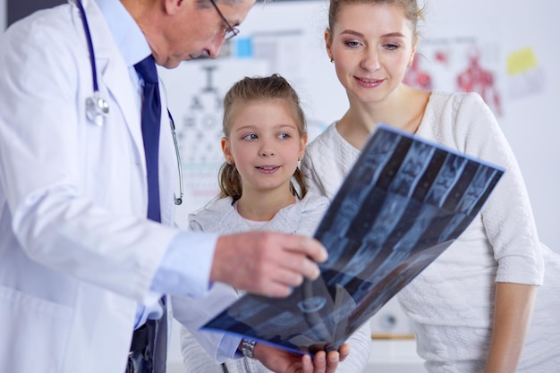 Foto bambina con la madre dal medico in consultazione