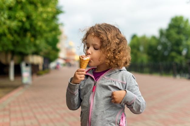 公園でアイスクリームを持つ少女