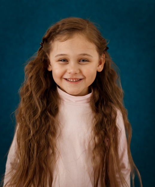 Photo little girl with long hair funny emotions