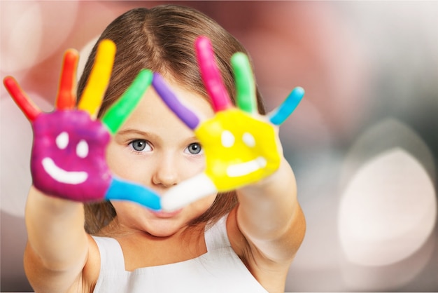 Foto bambina con le mani dipinte